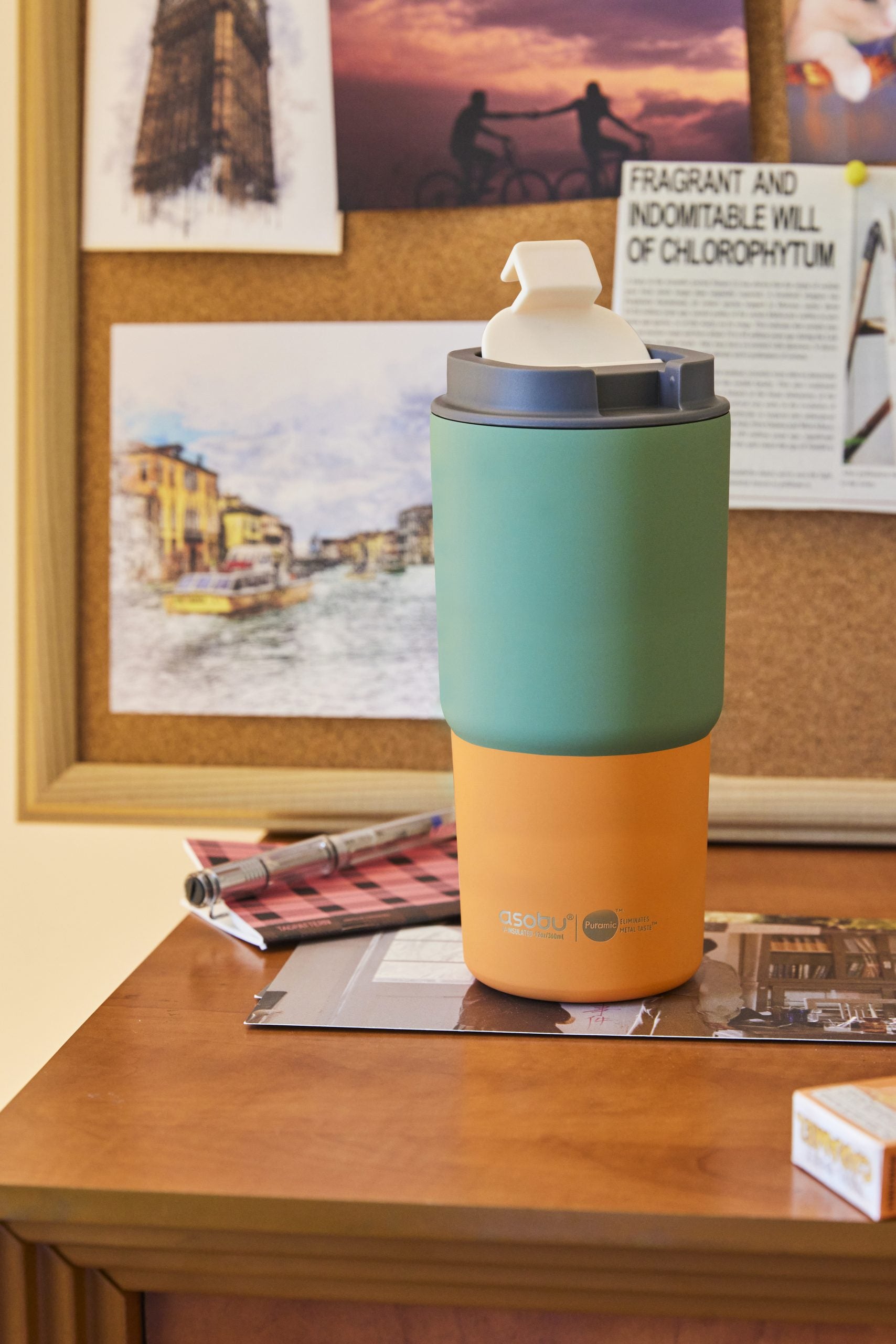 Kubek termiczny Asobu Pick Me Up Pastel Green - 650 ml, pokrywka z ustnikiem, silikonowa podstawa, stal nierdzewna, 100% szczelności, kolor: zielony