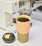 Kubek termiczny Asobu Pick Me Up Pastel Peach - 650 ml, pokrywka z ustnikiem, silikonowa podstawa, stal nierdzewna, 100% szczelności, kolor: brzoskwiniowy