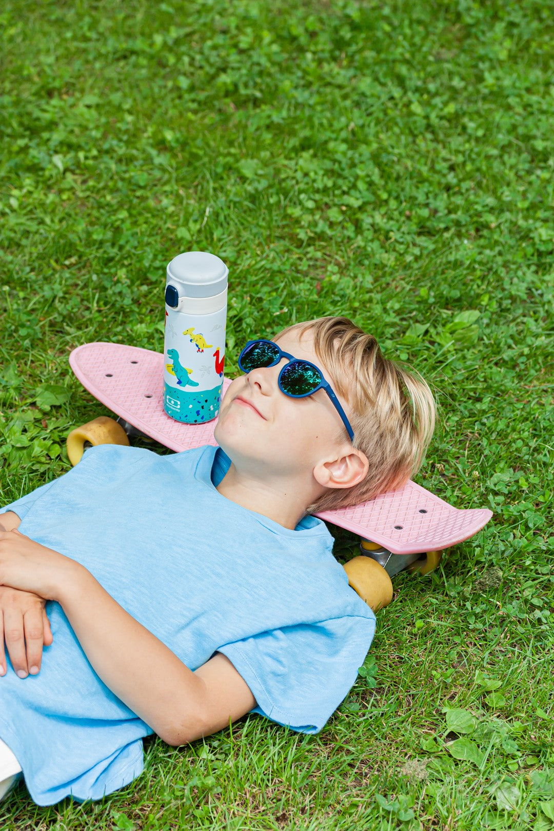 Kubek termiczny dla dzieci Monbento Pop Dino – kompaktowy, poręczny i bezpieczny. Z izolacją próżniową, szczelny i wygodny do szkoły i na wycieczki, wzór: dinozaury