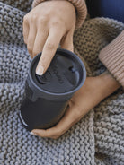 Kubek Contigo Black 300 ml – mały, lekki i szczelny termos z izolacją na 3 h ciepła i 10 h chłodu.
