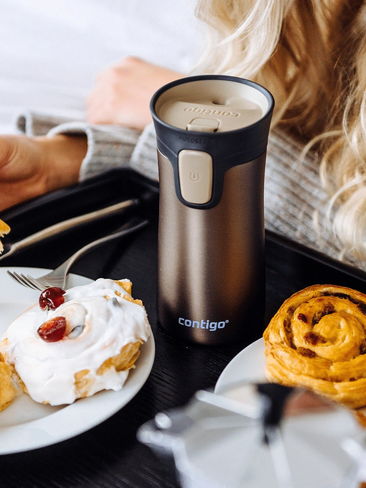 Kubek Contigo Latte 300 ml – mały, lekki i szczelny termos z izolacją na 3 h ciepła i 10 h chłodu.