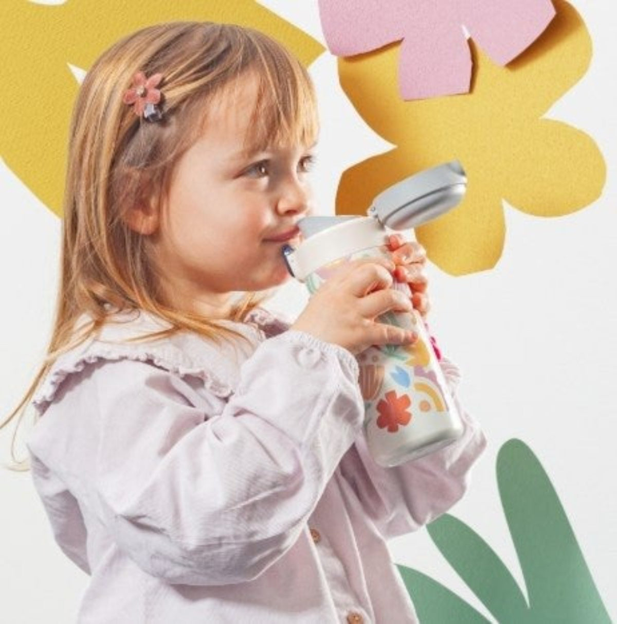 Kubek termiczny dla dzieci Monbento Pop Papercut – kompaktowy, poręczny i bezpieczny. Z izolacją próżniową, szczelny i wygodny do szkoły i na wycieczki, wzór: wycinanki