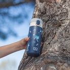 Niebieski kubek termiczny dla dzieci Monbento Pop Wolf – kompaktowy, poręczny i bezpieczny. Z izolacją próżniową, szczelny i wygodny do szkoły i na wycieczki, wzór: wilki