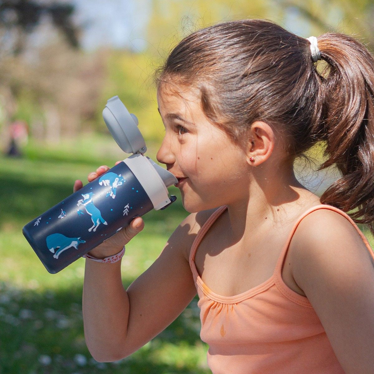 Niebieski kubek termiczny dla dzieci Monbento Pop Wolf – kompaktowy, poręczny i bezpieczny. Z izolacją próżniową, szczelny i wygodny do szkoły i na wycieczki, wzór: wilki