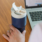 Kubek termiczny Monbento Travel Mug Infinity - 600 ml, z ustnikiem i słomką, utrzymuje ciepło do 5h i chłód do 12h, wytrzymały i lekki, kolor: granatowy