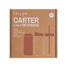 Czerwony kubek termiczny z 3 wymiennymi nakrętkami Fellow Carter Move Mug Sienna - 500 ml, stal nierdzewna, do ciepłych i zimnych napojów, bez metalicznego posmaku, 100% szczelny, bez rozlewania