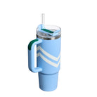 Stanley Quencher Cornflower Chevron – stalowy kubek termiczny ze słomką, idealny do auta, biura i na siłownię, 890 ml, stal nierdzewna, długie trzymanie temperatury, kolor: niebieski