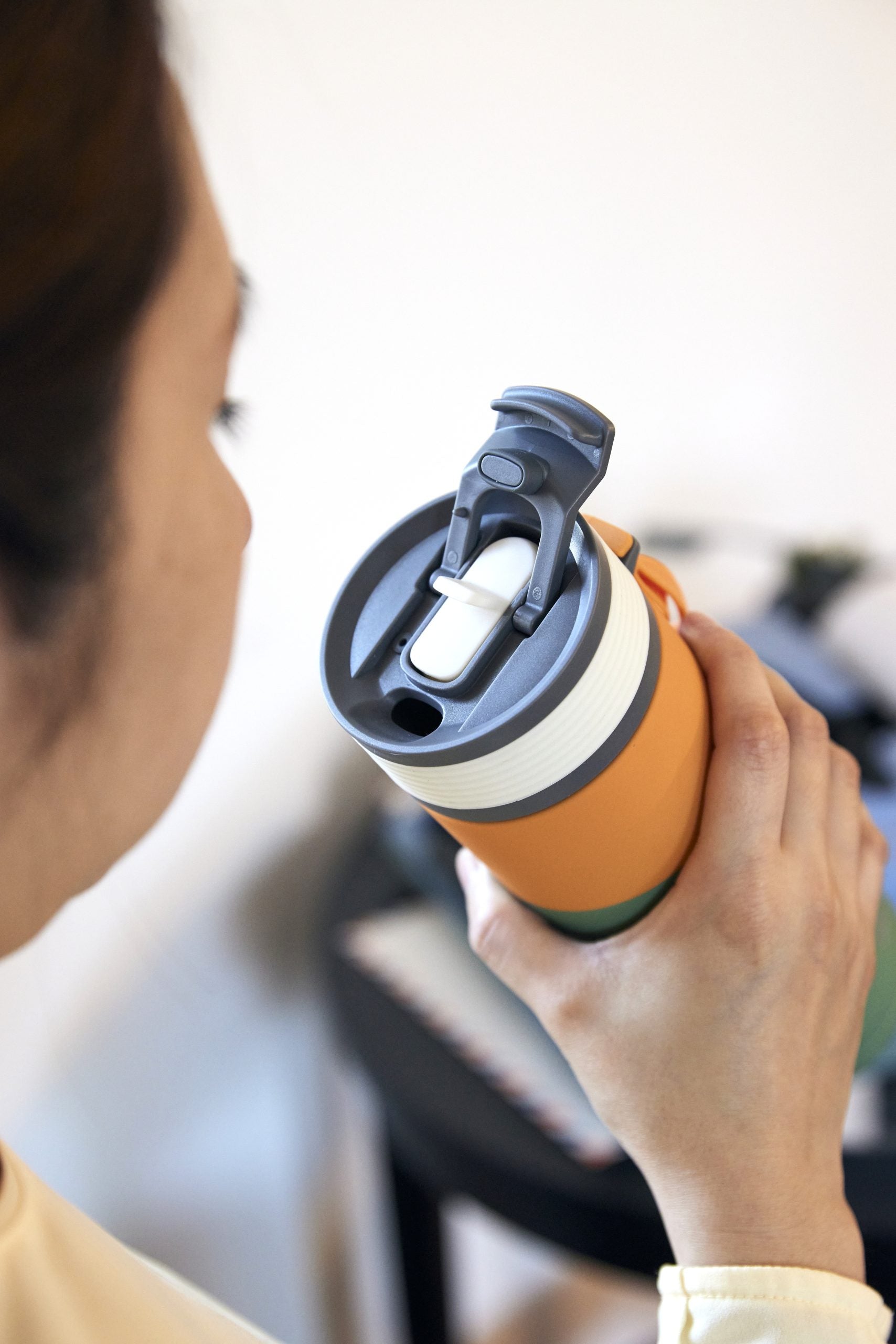 Kubek termiczny Asobu Aspen Pastel Green - ze słomką i ustnikiem, stal nierdzewna, 100% szczelny, dopasowany do uchwytów samochodowych, kolor: zielony