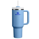Błękitny duży kubek termiczny ze słomką i uchwytem Stanley Quencher Blue Sky