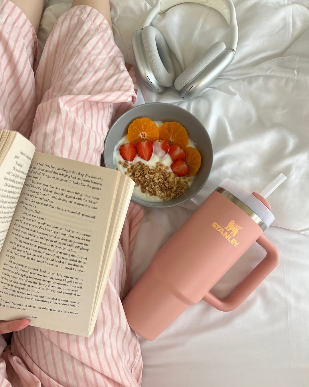 Kubek Stanley ze słomką i pokrywką FlowState™ w odcieniu Peach Rose