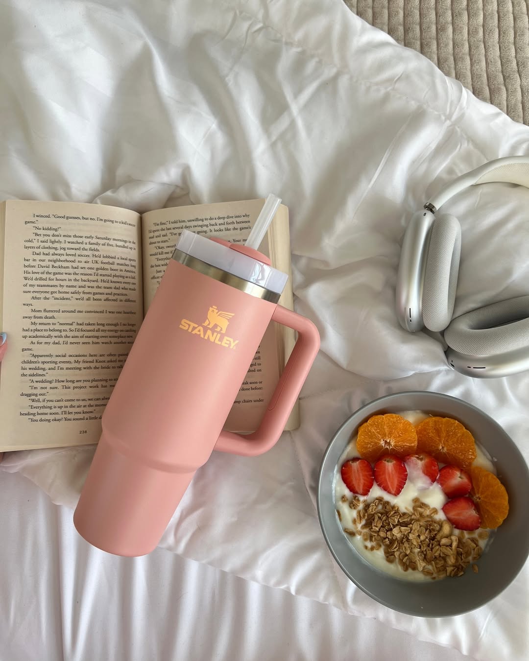 Różowy kubek Stanley Quencher dopasowany do uchwytów samochodowych