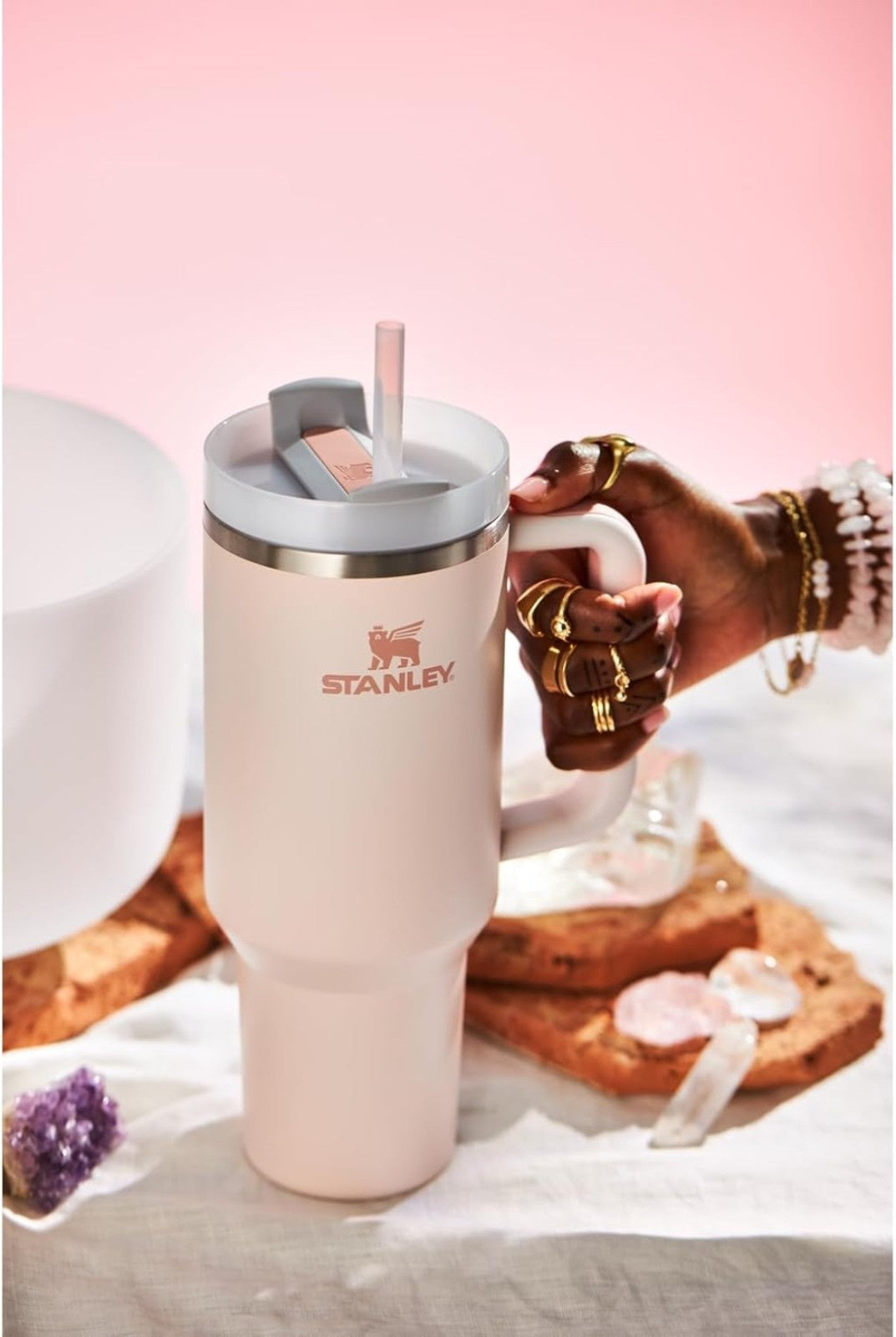Stanley Quencher Rose Quartz – stalowy kubek termiczny ze zwężaną podstawą