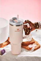 Stanley Quencher Rose Quartz – stalowy kubek termiczny ze zwężaną podstawą