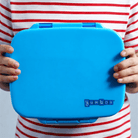 Płaska śniadaniówka Yumbox Go Miami Blue idealna do torby i plecaka