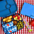 Pudełko śniadaniowe typu bento w kolorze ciemnego błękitu Yumbox Go Oslo Blue