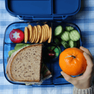 Szczelny lunchbox Yumbox Go na jogurt i owoce z silikonową uszczelką w ciemnoniebieskim kolorze 