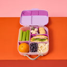 B.box Lunchbox Sugar Plum – widok na wnętrze z przegródką na całego owoc