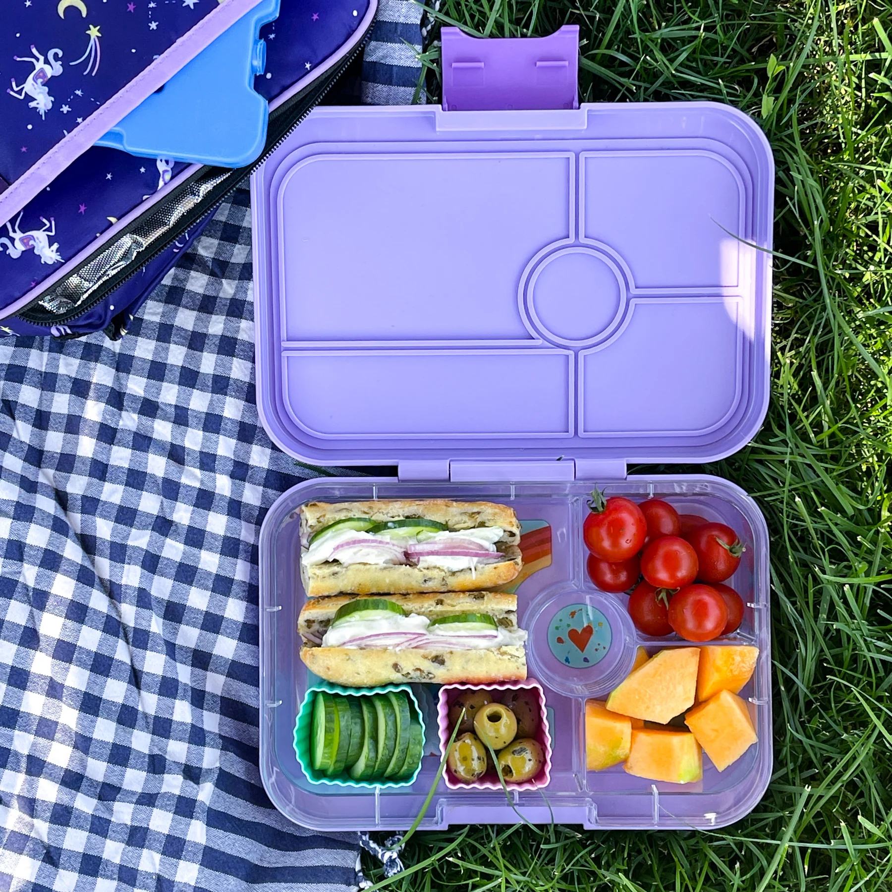 Lunchbox dla dzieci Yumbox Tapas Seville Purple / Rainbow – poręczna, trwała i bezpieczna śniadaniówka dla dzieci, kolor: fioletowy