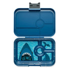 Lunchbox dla dzieci Yumbox Tapas Monte Carlo Blue/Shark– poręczna, trwała i bezpieczna śniadaniówka dla dzieci, kolor: granatowy