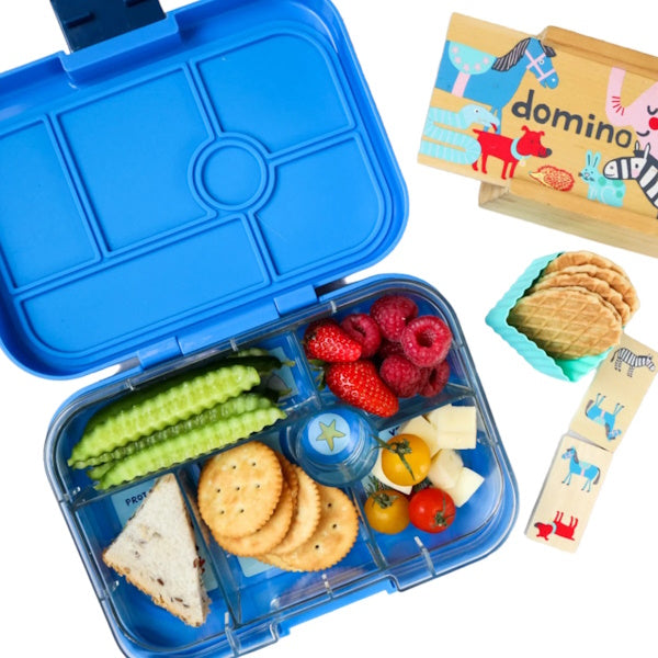 Yumbox Original Surf Blue/Race cars lunchbox z 6 przegródkami, bezpieczny i idealny na różnorodne i szczelnie zapakowane posiłki, kolor: niebieski