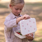 Lunchbox tritanowy Citron Cherry 4-komorowy, 700 ml – szczelny, lekki, bez BPA, wzór: czereśnie, z pojemnikiem na sos