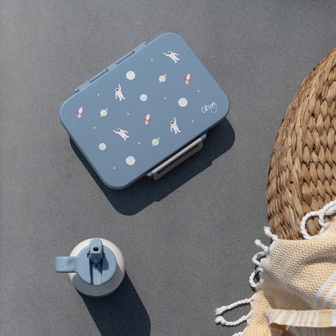 Lunchbox tritanowy Citron Spaceship 4-komorowy, 700 ml – szczelny, lekki, bez BPA, wzór: kosmos, z pojemnikiem na sos