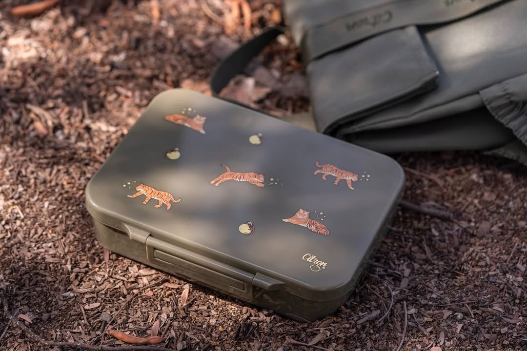 Lunchbox tritanowy Citron Tiger 4-komorowy, 700 ml – szczelny, lekki, bez BPA, zielony, z pojemnikiem na sos