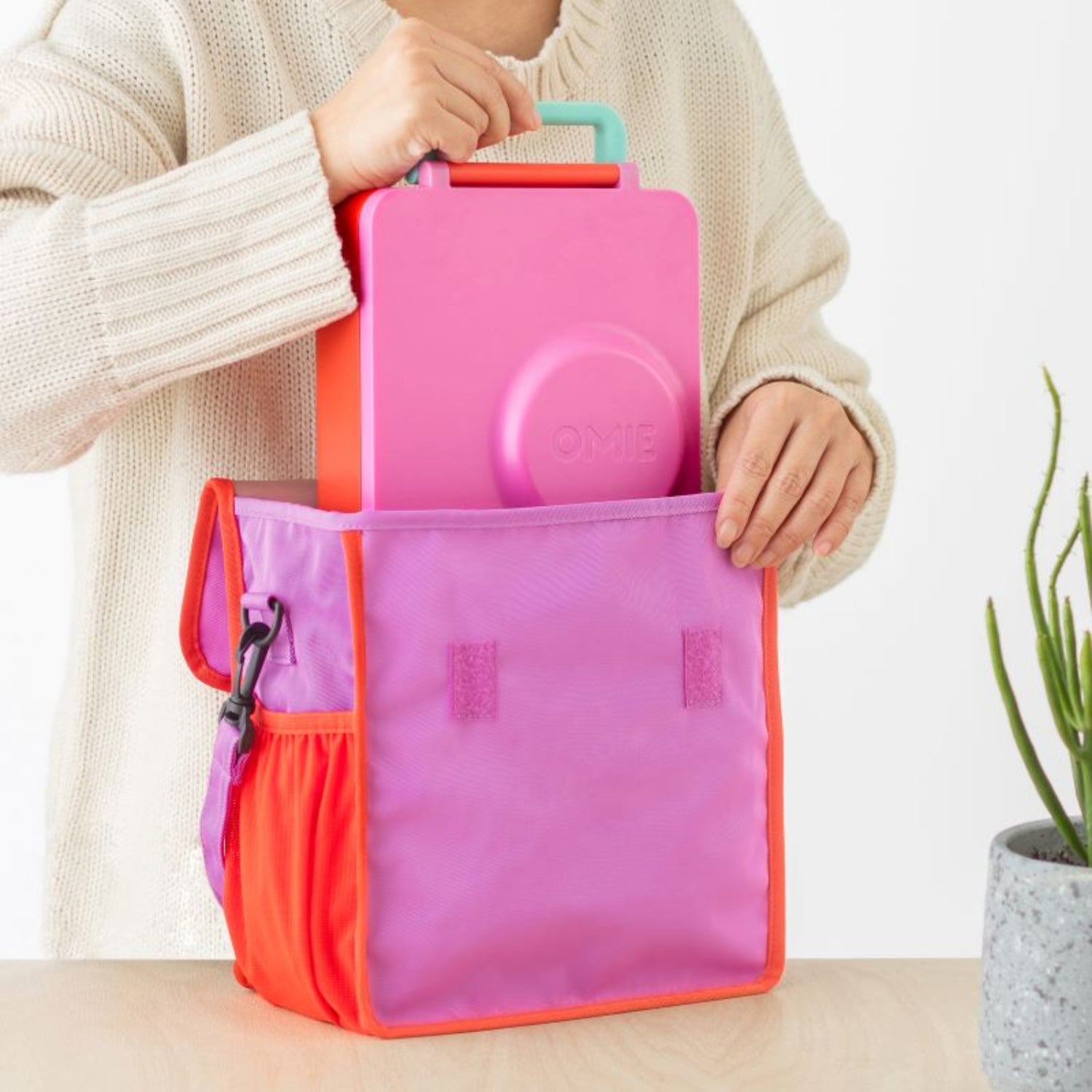 OmieBox Pink Berry – lunchbox z termosem, przegródkami i uchwytem, idealny do szkoły i przedszkola.
