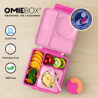 OmieBox Pixie Pink – pastelowo-różowy lunchbox z termosem, przegródkami i uchwytem, idealny do szkoły i przedszkola.