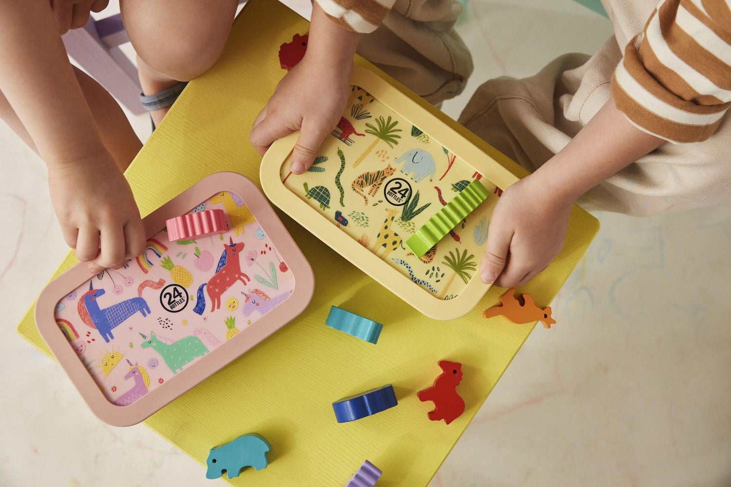 Kolorowy stalowy lunchbox 24Bottles Magic Friends – 700 ml, łatwe otwieranie, bez BPA, świetny do plecaka dziecka