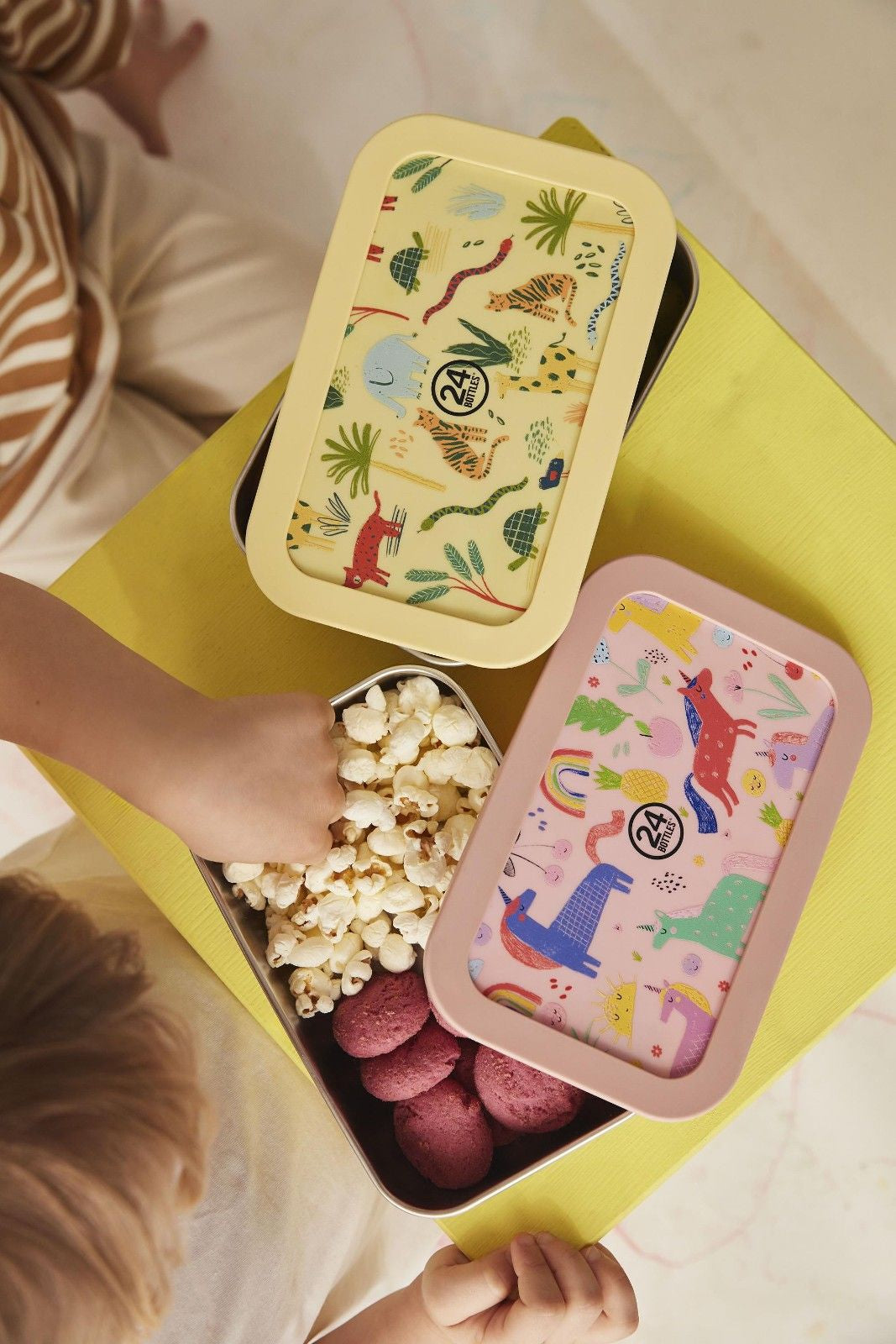 Kolorowy stalowy lunchbox 24Bottles Magic Friends – 700 ml, łatwe otwieranie, bez BPA, świetny do plecaka dziecka