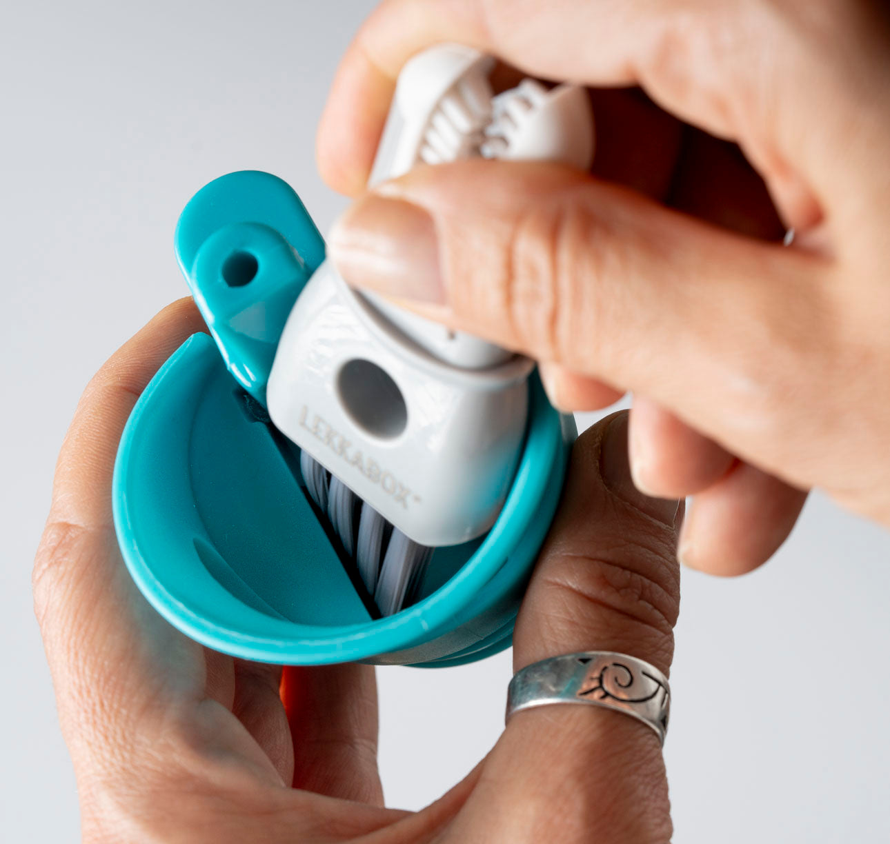 Szczoteczka do czyszczenie nakrętek i pokrywek Lekkabox - mała, precyzyjna, do czyszczenia ustników, słomek i butelek 