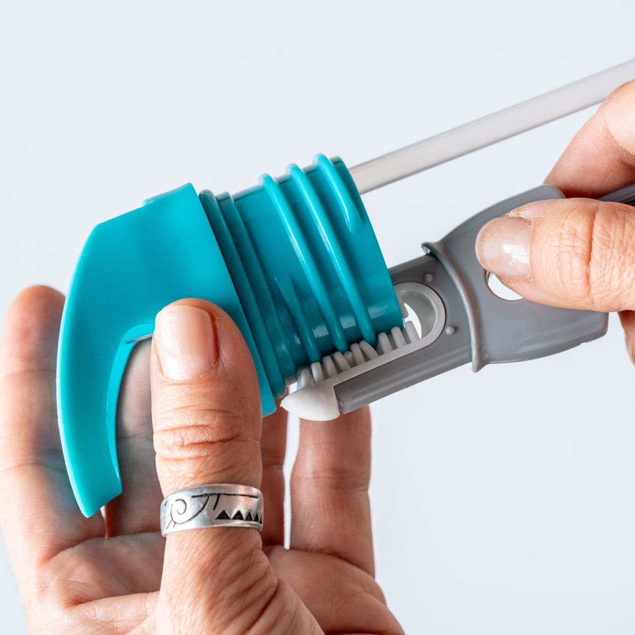 Szczoteczka do czyszczenie nakrętek i pokrywek Lekkabox - mała, precyzyjna, do czyszczenia ustników, słomek i butelek 