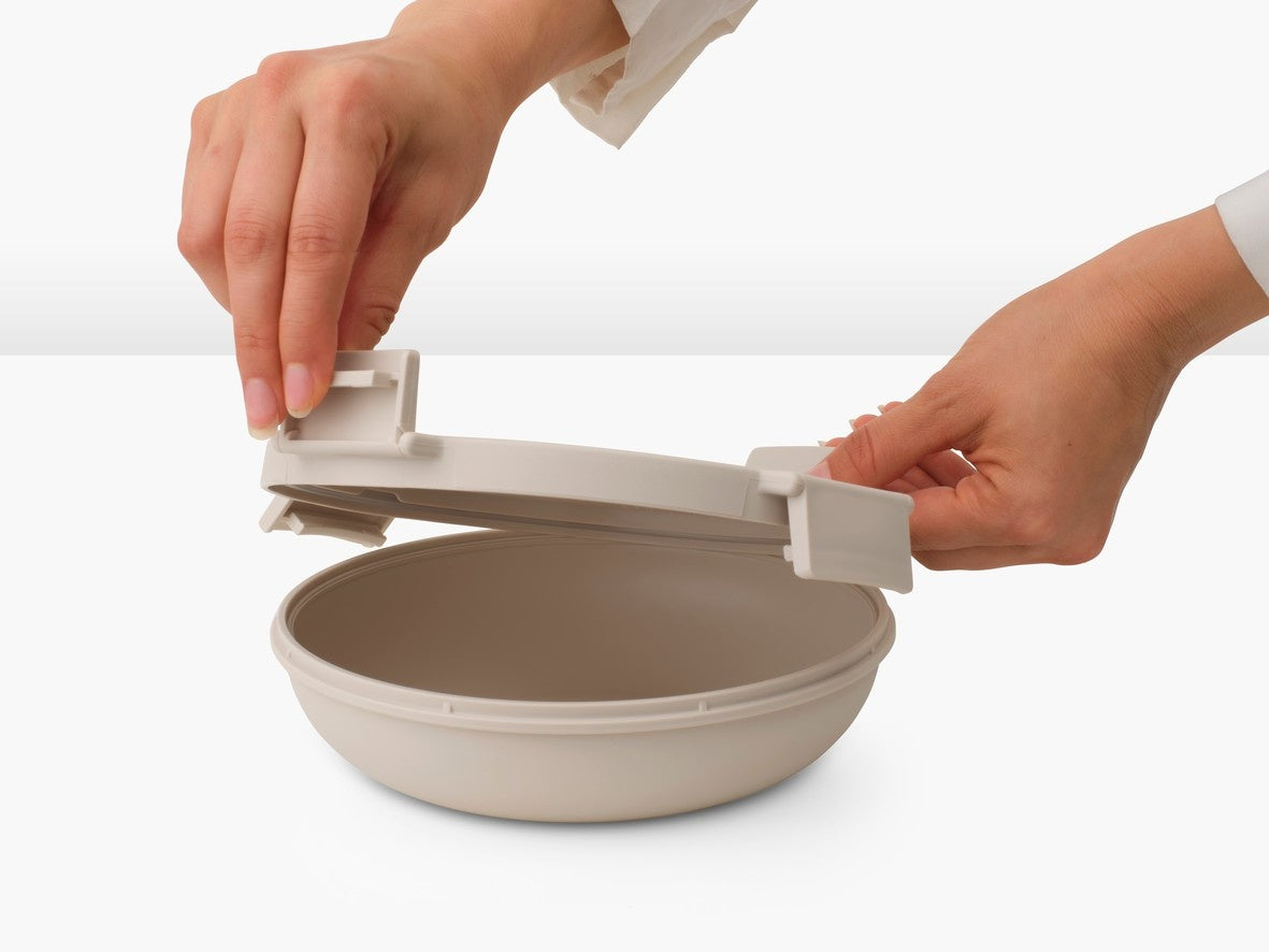 Miska na sałatkę Make & Take Brabantia  – szczelna, pojemna 1 L, do mikrofalówki, zamrażarki i zmywarki, idealna do pracy i szkoły, kolor: beżowy