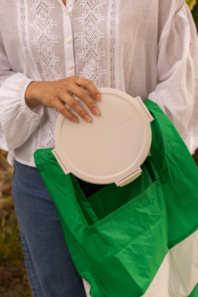 Miska na sałatkę Make & Take Brabantia  – szczelna, pojemna 1 L, do mikrofalówki, zamrażarki i zmywarki, idealna do pracy i szkoły, kolor: beżowy