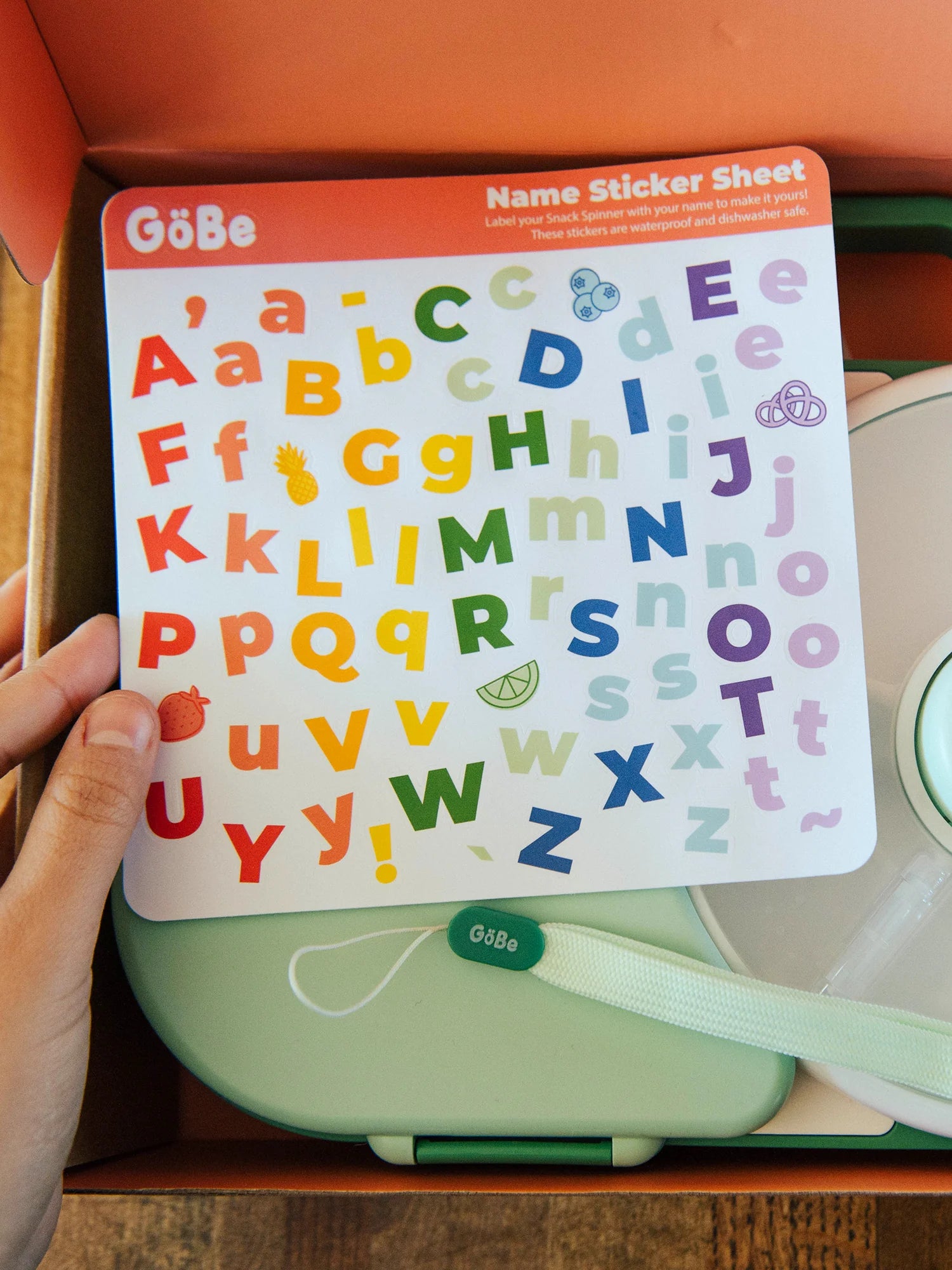 Arkusz naklejek GOBE do oznaczania i dekorowania lunchboxa, wodoodporny, z literami i motywami jedzenia