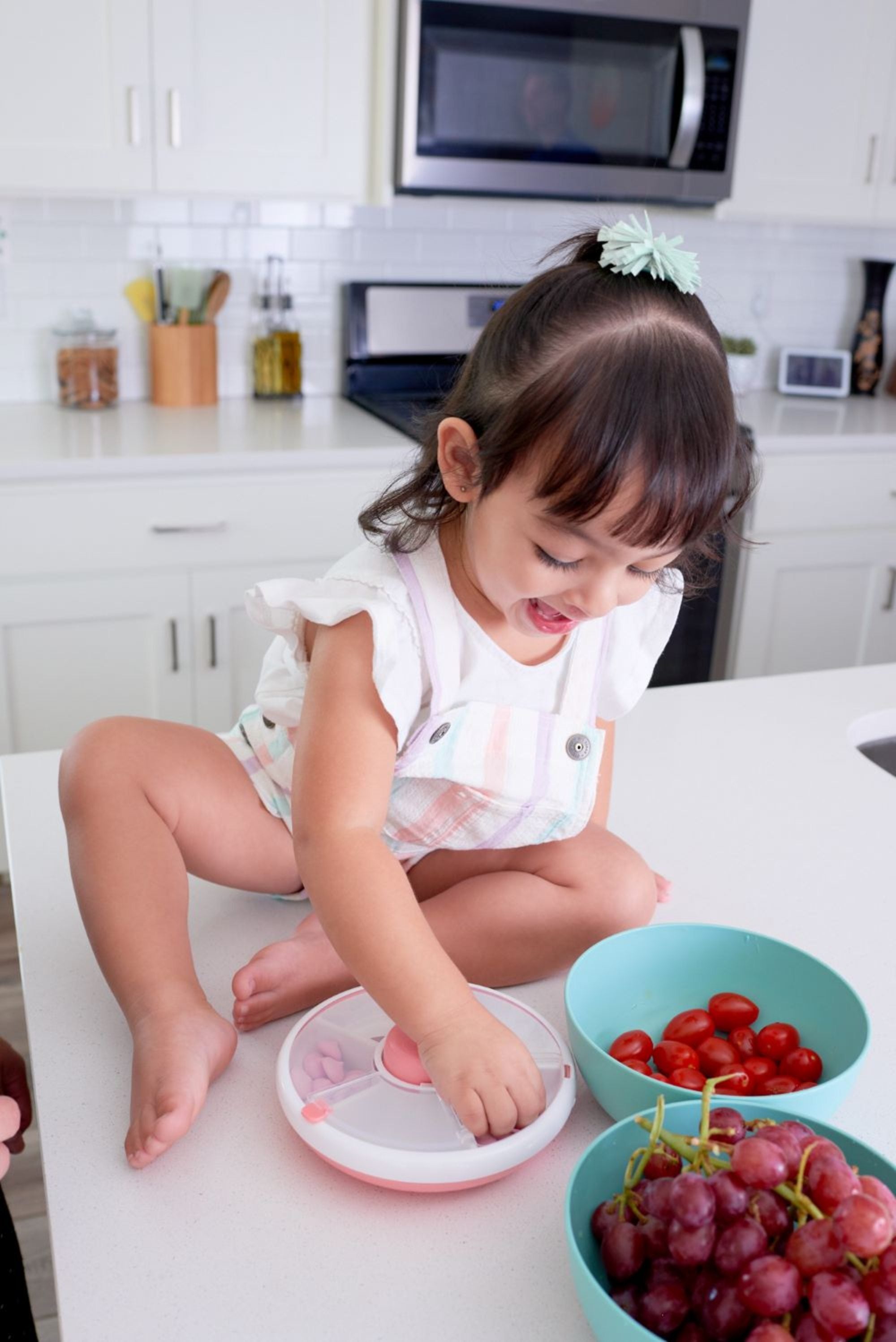 GoBe Snack Spinner – pojemnik na przekąski, interaktywny, szczelny i łatwy w obsłudze, kolor: coral pink