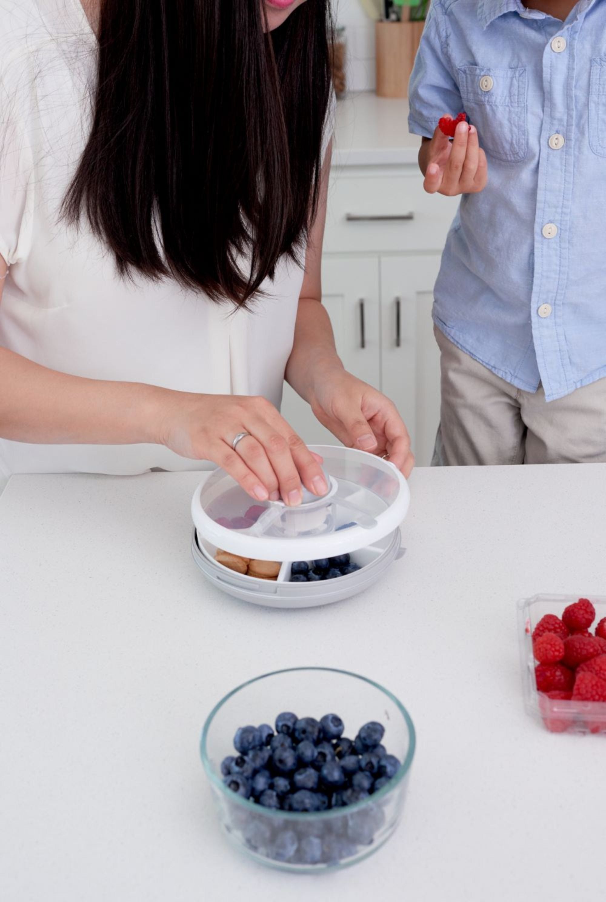 GoBe Snack Spinner – pojemnik na przekąski, interaktywny, szczelny i łatwy w obsłudze, kolor: coral pink