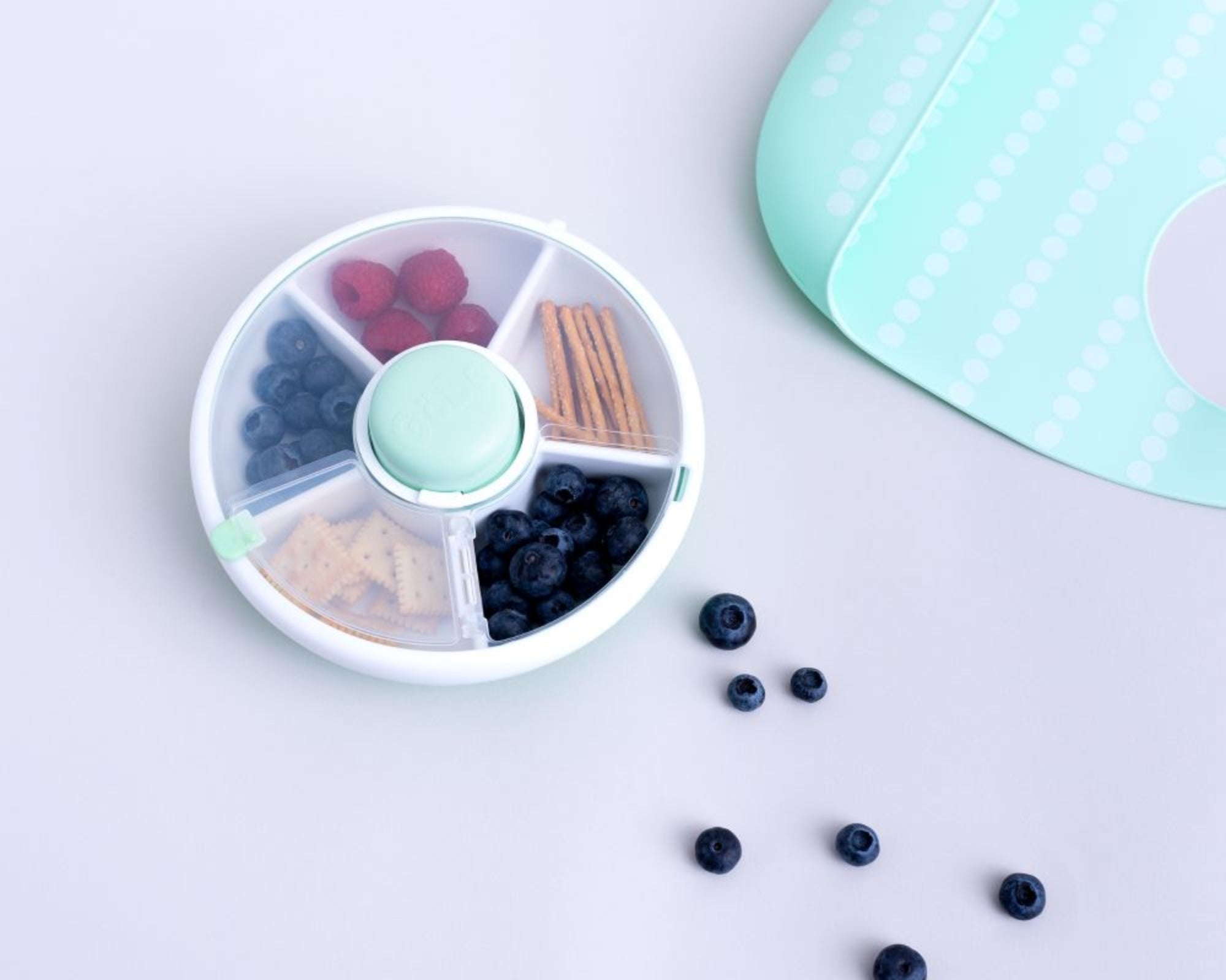 GoBe Snack Spinner – pojemnik na przekąski, interaktywny, szczelny i łatwy w obsłudze, kolor: macaron blue