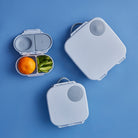 Mały niebieski lunchbox b.box na owoce i drobne przekąski do szkoły