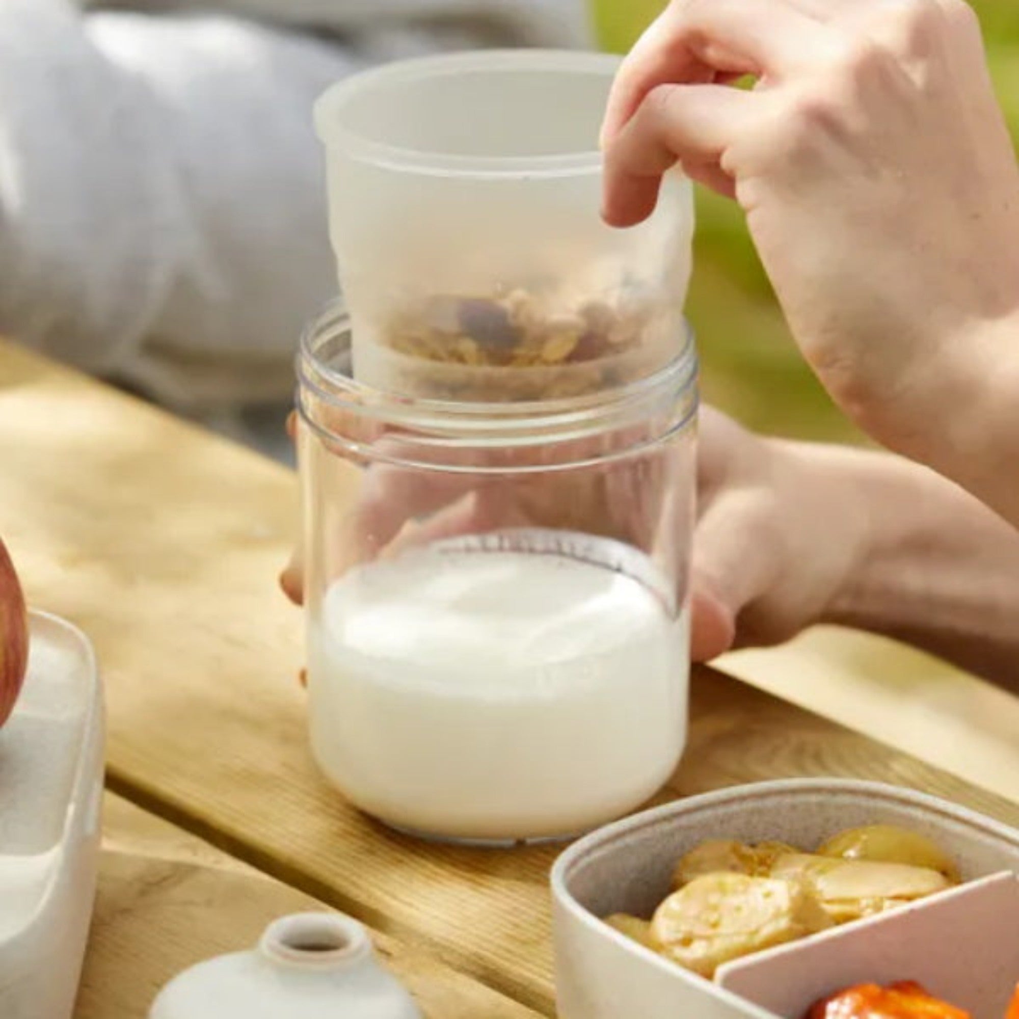 Ekologiczny pojemnik na przekąski Lekue To Go Organic 400 ml - z łyżką, idealny na sałatki i dodatki 
