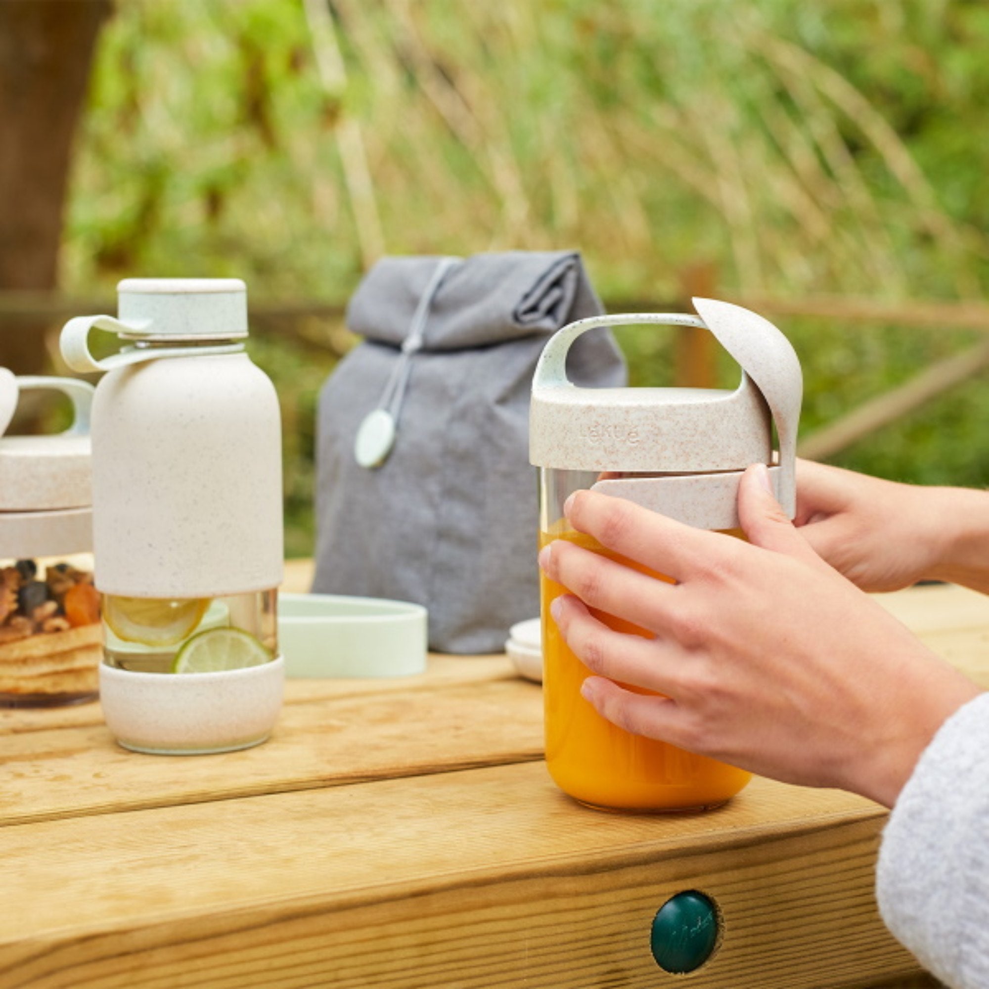 Ekologiczny pojemnik na przekąski Lekue To Go Organic 600 ml - z łyżką, idealny na sałatki i dodatki 