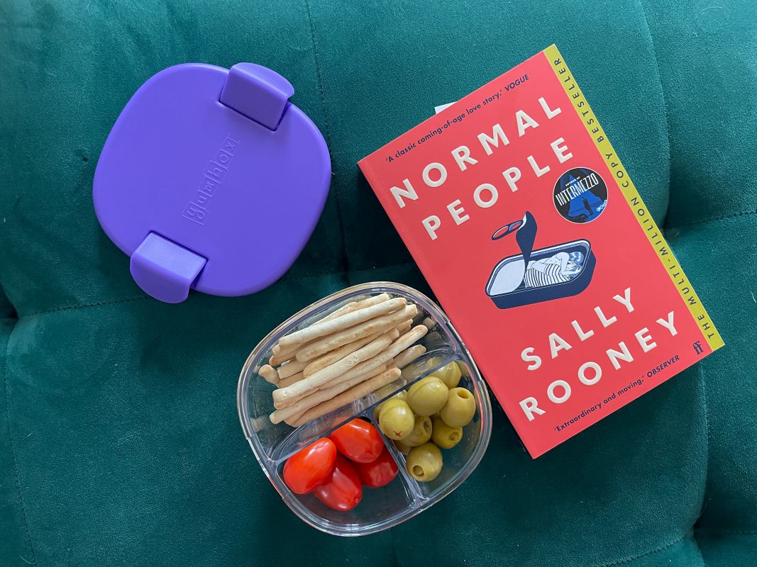 Pojemnik na przekąski Snack Bowl Yumbox – kompaktowy, z 3 przegródkami i szczelną pokrywką, idealny na przekąski, kolor: hazy purple (fioletowy)