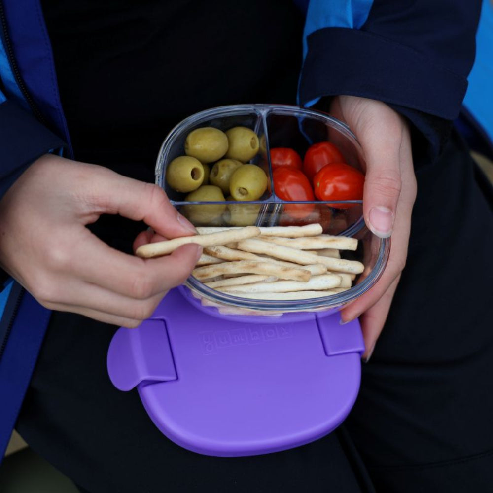 Pojemnik na przekąski Snack Bowl Yumbox – kompaktowy, z 3 przegródkami i szczelną pokrywką, idealny na przekąski, kolor: hazy purple (fioletowy)