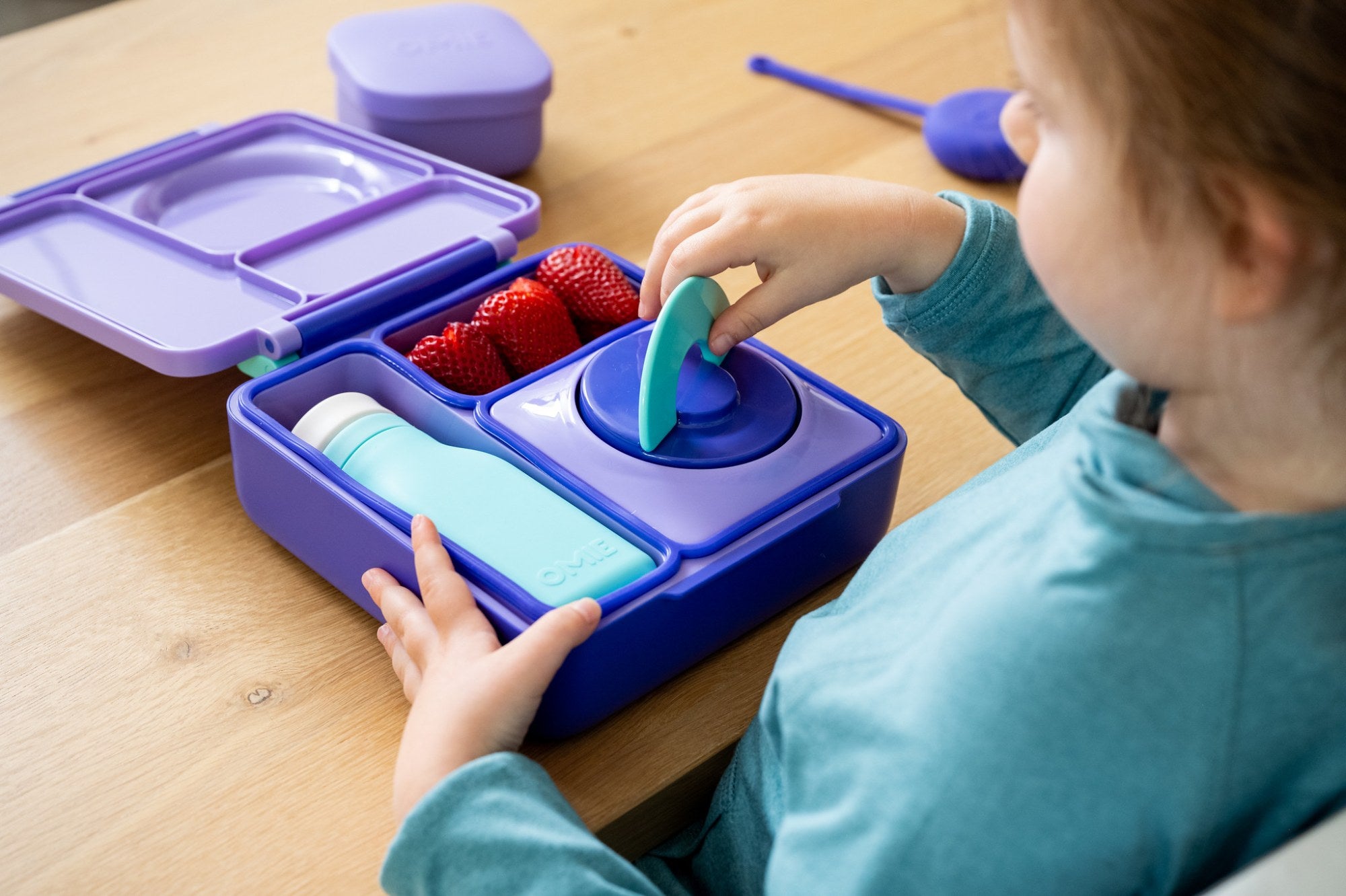 Niebieska butelka OmieBottle – pastelowa, poręczna i bez BPA, dla dzieci do szkoły i przedszkola.