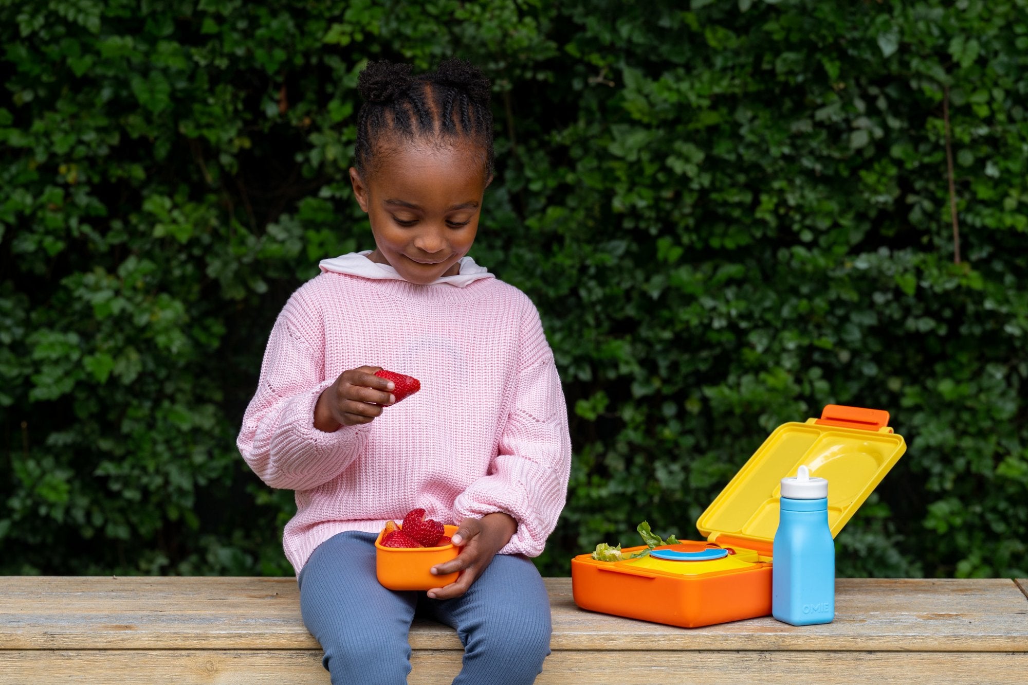Niebieska butelka OmieBottle – pastelowa, poręczna i bez BPA, dla dzieci do szkoły i przedszkola.