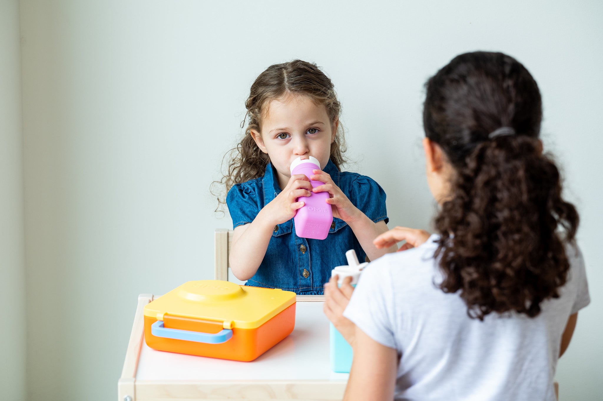 Różowa butelka OmieBottle – pastelowa, poręczna i bez BPA, dla dzieci do szkoły i przedszkola.