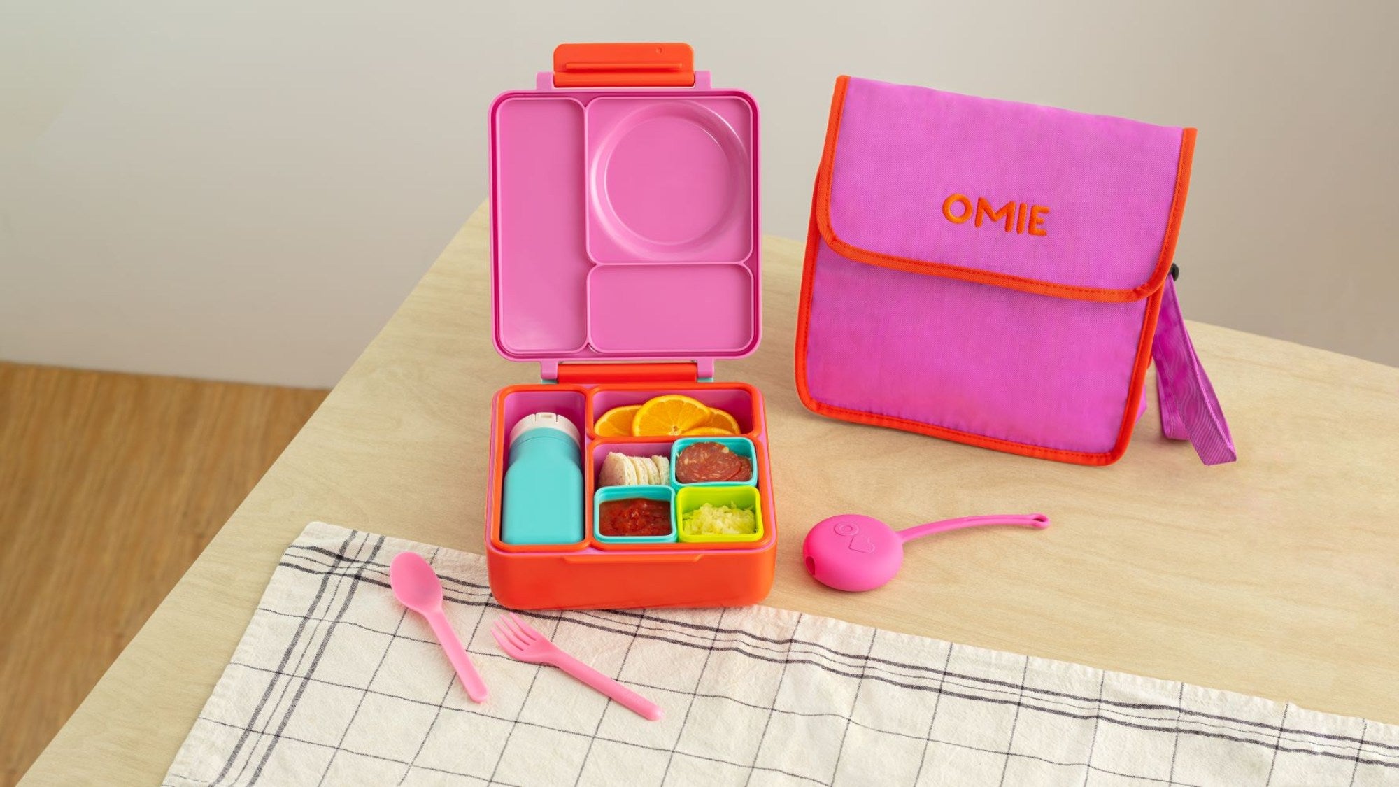 Turkusowa butelka OmieBottle – pastelowa, poręczna i bez BPA, dla dzieci do szkoły i przedszkola.