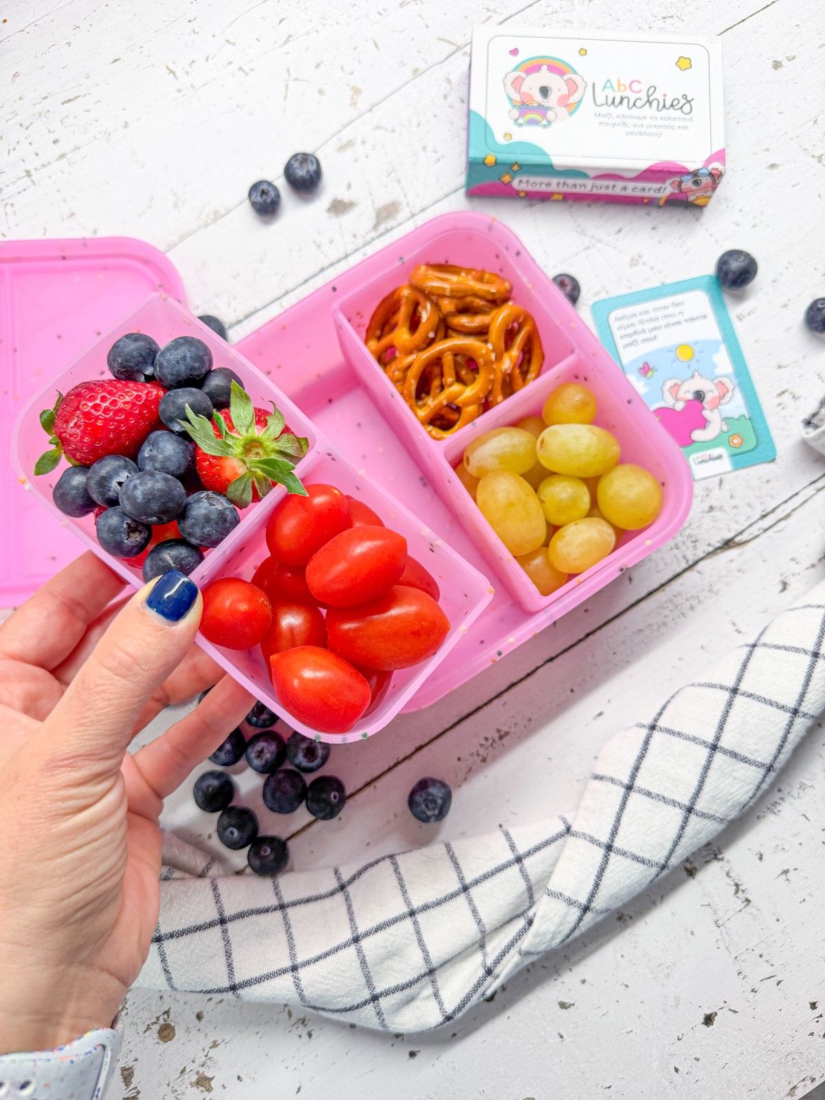 Elastyczna silikonowa śniadaniówka dziecięca ABC Lunchies Berry Pop z miękką pokrywką