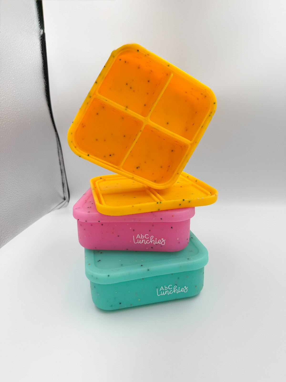 Żółto-pomarańczowa śniadaniówka silikonowa dla przedszkolaka ABC Lunchies